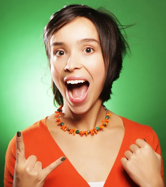 Mujer expresión joven sobre fondo verde —  Fotos de Stock