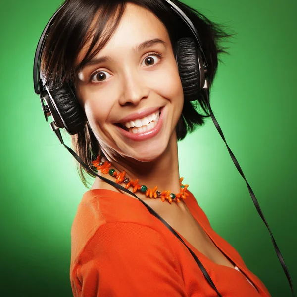 Νεαρή γυναίκα με ακουστικά που ακούει μουσική — Φωτογραφία Αρχείου