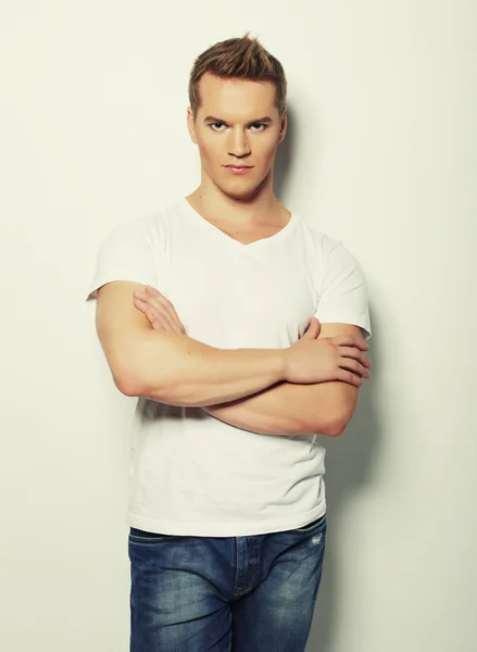 Hombre guapo en camisa blanca en blanco — Foto de Stock