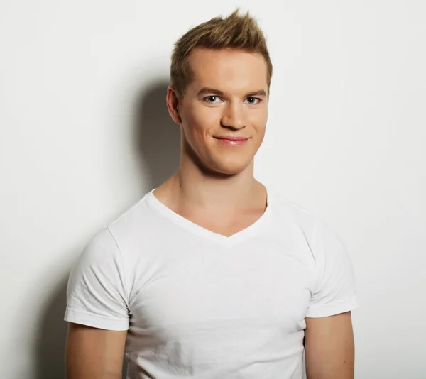 Hombre guapo en camisa blanca en blanco — Foto de Stock