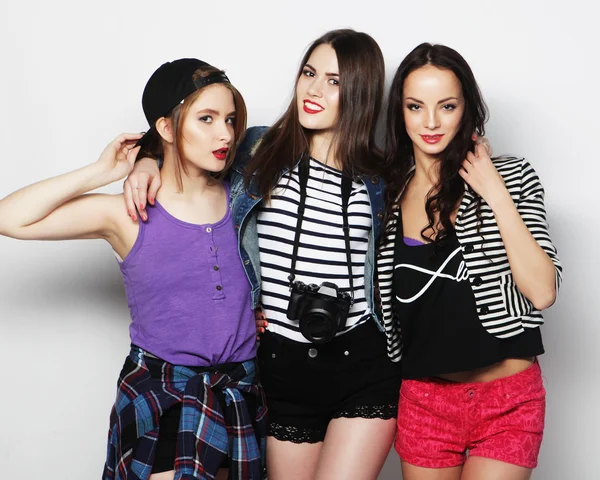 Drie stijlvolle sexy hipster meisjes beste vrienden. — Stockfoto