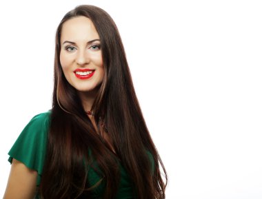 Yeşil elbise giyen genç güzel kadın