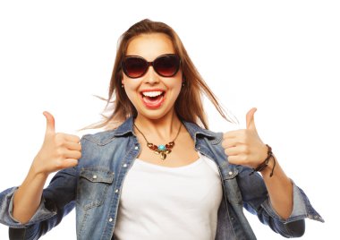 Başarılı kız başparmağını iki eliyle kaldırır.