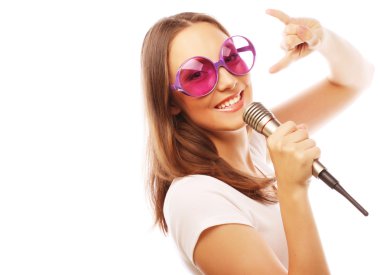 Mutlu şarkı söyleyen kız