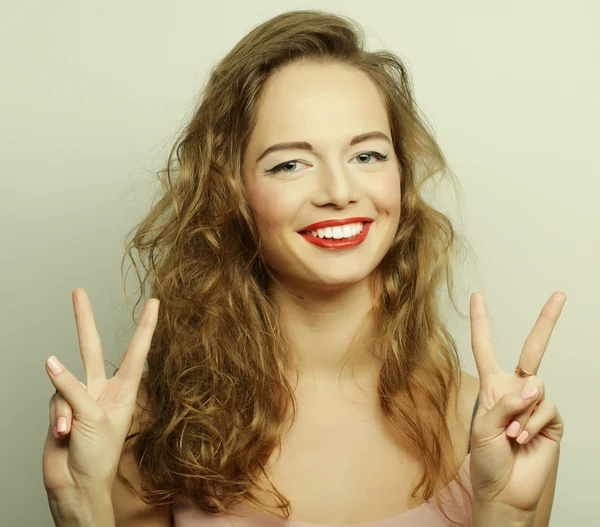 Sorrindo bela jovem mulher mostrando polegares para cima gesto — Fotografia de Stock