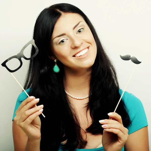 Bıyık ve gözlük tutan çekici oynak genç kadın bir