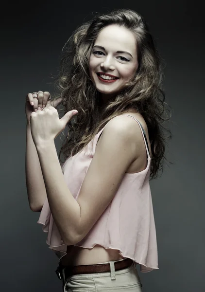 Sonriente hermosa joven mujer mostrando los pulgares hacia arriba gesto — Foto de Stock