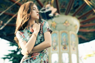 Yaz eğlence parkında kız güzel