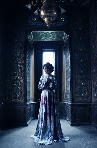 Hermosa mujer en vestido rosa posando en palacio de lujo — Foto de Stock