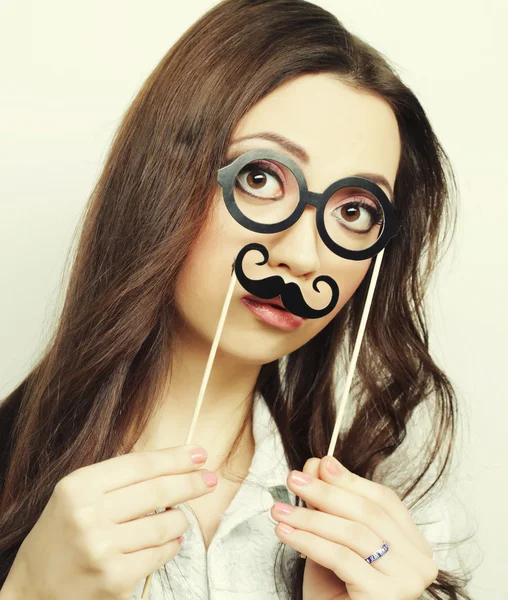 Imagem de festa. Jovens mulheres brincalhões segurando um óculos de festa . — Fotografia de Stock