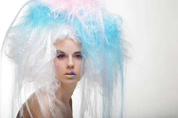 Giovane donna con trucco luminoso e capelli creativi — Foto Stock