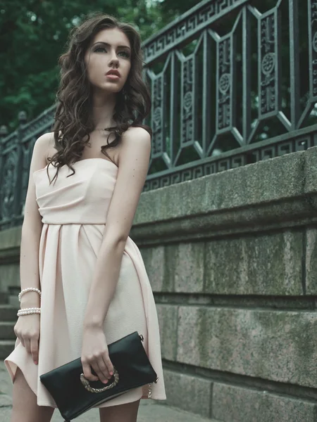 Mujer joven caminando por la calle — Foto de Stock