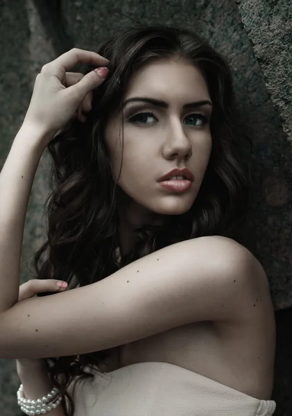 Beautiful brunette young woman wearing dress and walking on the — Stock Photo, Image