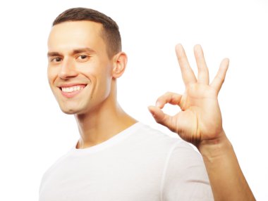 Şık giyinmiş neşeli genç adam.