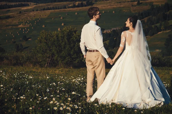 Casal de casamento, jovem e feliz — Fotografia de Stock