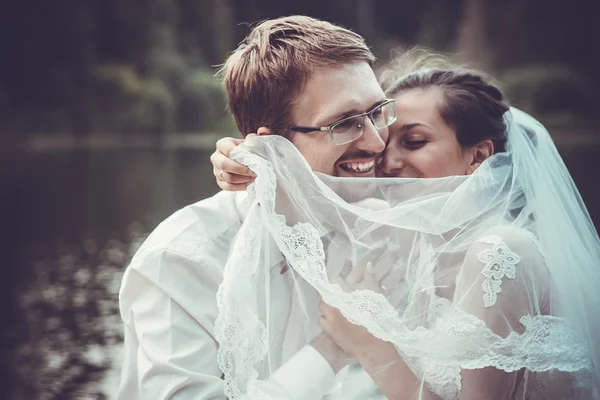 Pareja de bodas. Día de verano. Exterior . — Foto de Stock