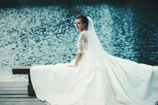 Bela noiva ao ar livre perto do lago . — Fotografia de Stock