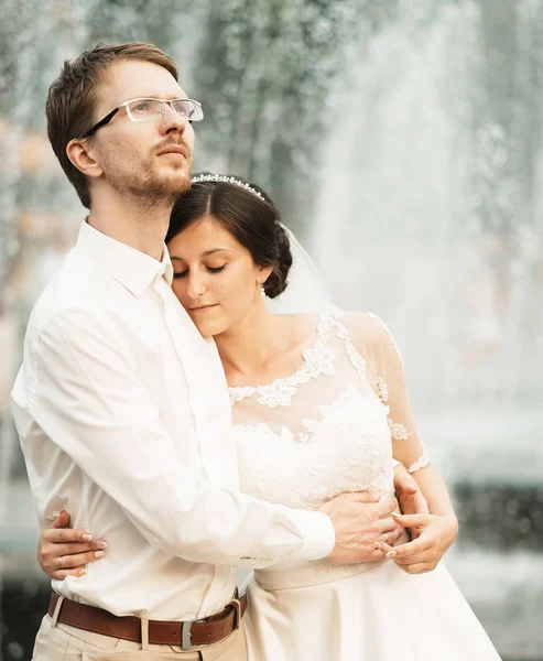 Lusso romantico felice sposa e sposo celebrare il matrimonio — Foto Stock