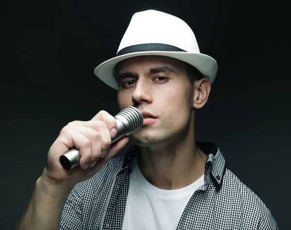 Young man singing with microphone — Stock Photo, Image