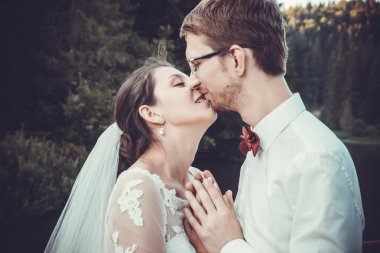 Genç gelin ve damat birlikte ayakta açık