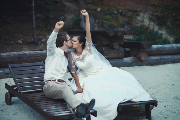 Una joven novia y novio de pie juntos al aire libre — Foto de Stock