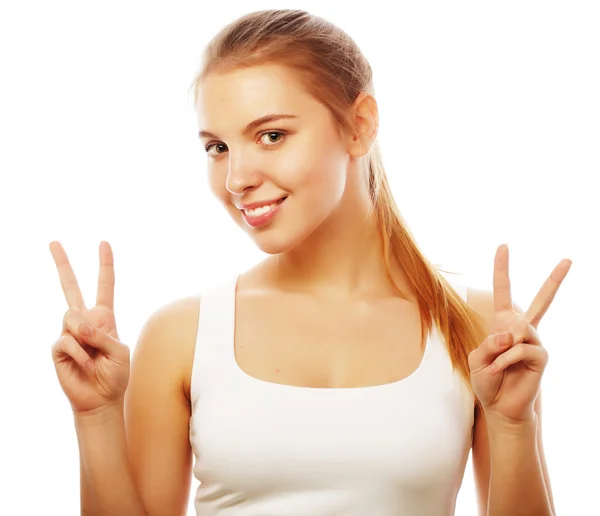 Retrato de feliz jovem mulher dando sinal de paz — Fotografia de Stock