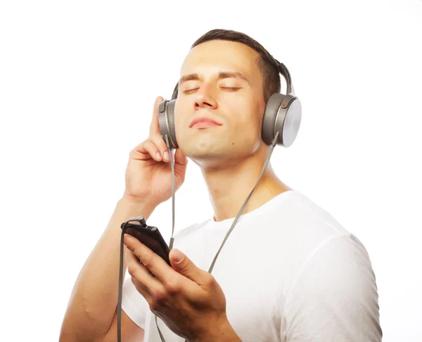 Hezký mladý muž ve sluchátkách — Stock fotografie