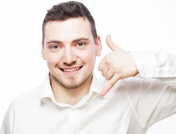 Man gebaren mobiele telefoon in de buurt van zijn gezicht — Stockfoto