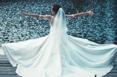 Açık havada yakın göl güzel gelin.