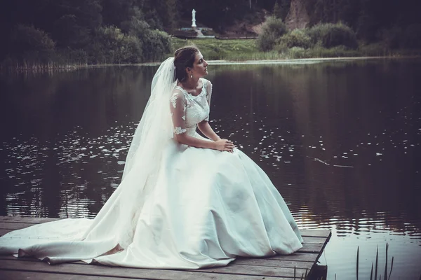 Bela noiva ao ar livre perto do lago . — Fotografia de Stock