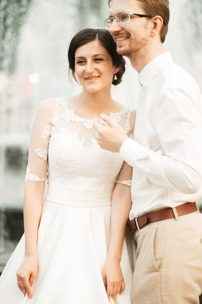 Romantica giovane coppia che celebra il loro matrimonio — Foto Stock