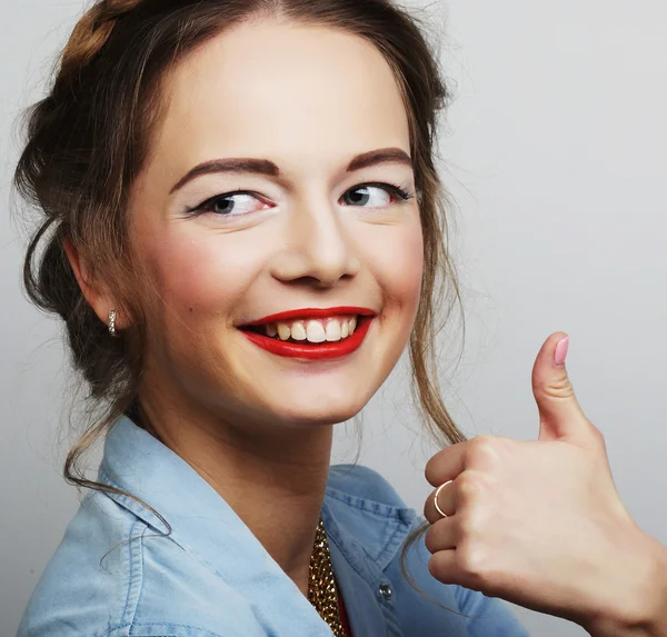 Sorridente bella giovane donna che mostra i pollici verso l'alto gesto — Foto Stock