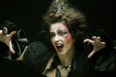 Yaratıcı makyajlı genç bir kadın..