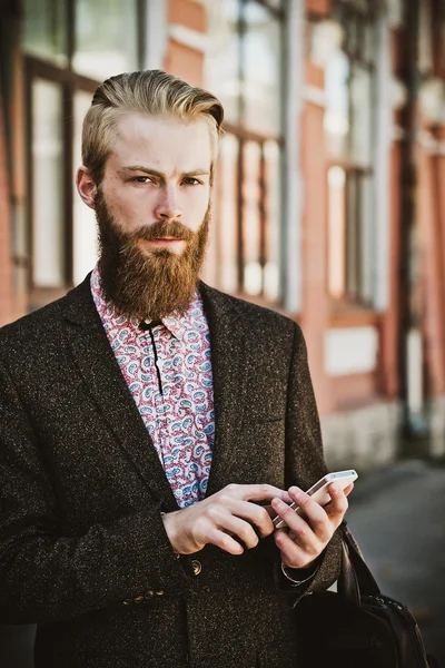 Молодой бородатый мужчина с мобильным, открытый — стоковое фото