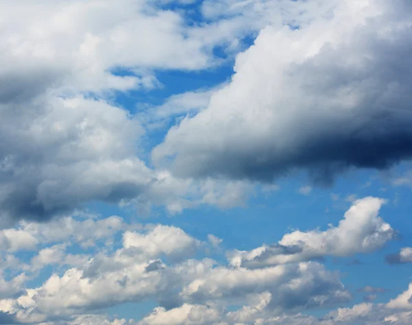 Fond bleu ciel avec des nuages blancs — Photo