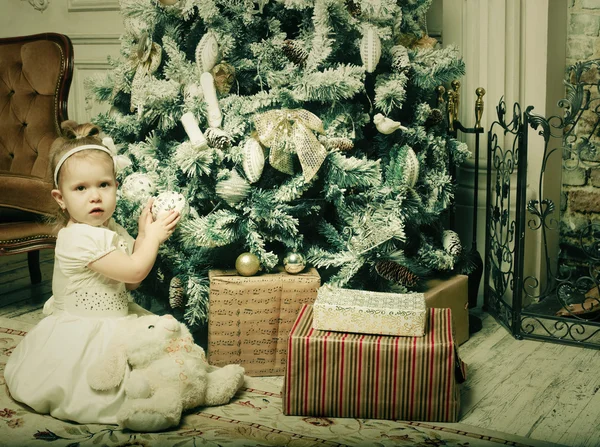 Little girl near cristmass tree — Stock Photo, Image