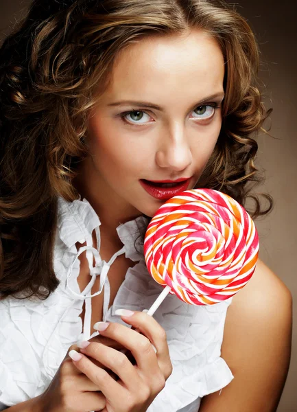 Lutscher in der Hand. schönes Mädchen mit Süßigkeiten. — Stockfoto