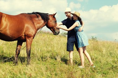 Açık havada aşık genç bir çift.