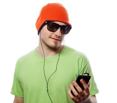 müzik dinleme ve smartphone kullanarak adam