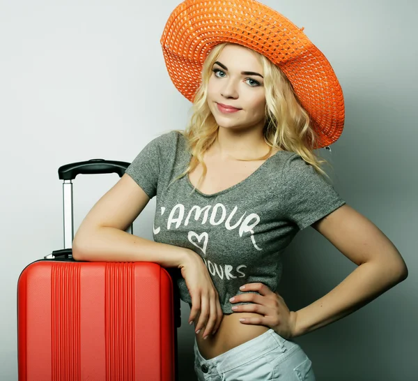 Młoda kobieta z torba podróżna pomarańczowy — Zdjęcie stockowe