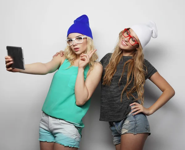 Due ragazze hipster amici prendendo selfie — Foto Stock