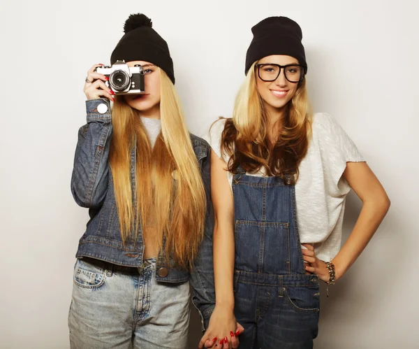 Filles heureuses amis prendre des photos — Photo