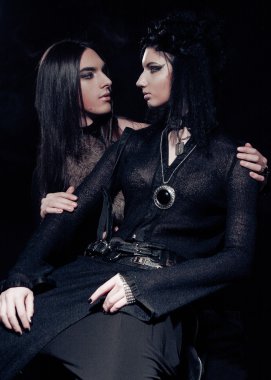 Genç gotik çiftin romantik portresi
