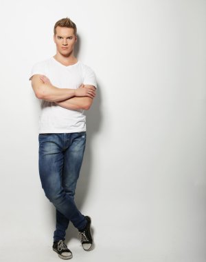 boş Beyaz tişörtlü yakışıklı adam