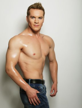 Sağlıklı kaslı genç adam..