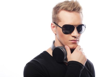 Kulaklıklı bir gencin portresi.