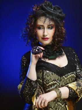 Elegance womna parlak makyaj ile.