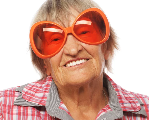 Starszy szczęśliwą kobietą sobie duże okulary robi funky działania — Zdjęcie stockowe