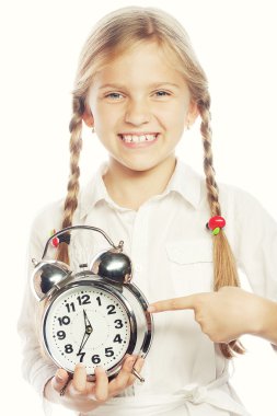 küçük kız ile bir gümüşlenmiş çalar-saat izole bir over üzerinde wh