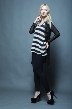 sarışın model Studio poz